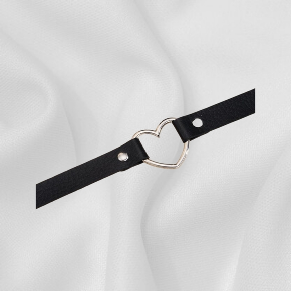 👣4/$20. Black Choker with a Metal Silver Heart - Picture 4 of 6